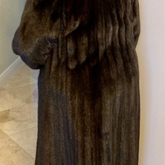 Full length ranch mink coat size 16. - Picture 4 of 7